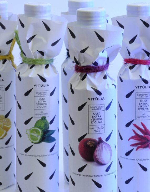 Collection of vitulia's flavoured extravirgin olive oil. Bergamot, red onion and hot pepper. #vituliabergamotflavouredoil#vituliaonionflavouredoil #vituliahotpepperflavouredoil #vituliabergamotofcalabria #vitulialuxuryfood